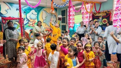 डीसीएम ग्रुप द्वारा हर्षोल्लास से मनाया कृष्ण जन्मोत्सव, कृष्ण के बाल स्वरूप को झुलाया पालना