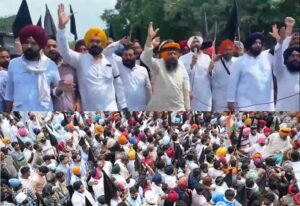 ਰਾਜਾ ਵੜਿੰਗ ਨੇ ਜ਼ੀਰਾ ਵਿੱਚ ਮੁੱਖ ਮੰਤਰੀ ਮਾਨ ਵਿਰੁੱਧ ਕਾਲੇ ਝੰਡੇ ਦਿਖਾਏ ਪ੍ਰਦਰਸ਼ਨ ਦੀ ਅਗਵਾਈ ਕੀਤੀ; ਕਾਂਗਰਸੀ ਵਰਕਰਾਂ ਨੂੰ ਪੁਲਿਸ ਨੇ ਰੋਕਿਆ
