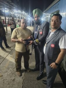टिकट चेकिंग स्टाफ ने यात्री का खोया बैग लौटाकर पेश की ईमानदारी की मिसाल