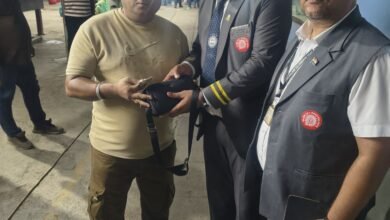 टिकट चेकिंग स्टाफ ने यात्री का खोया बैग लौटाकर पेश की ईमानदारी की मिसाल