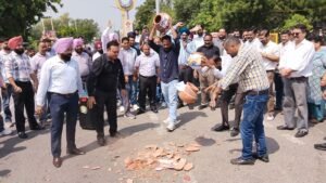 ਸਰਕਾਰੀ ਮੁਲਾਜ਼ਮਾਂ ਦਾ ਸੰਘਰਸ਼ ਹੋਰ ਭੱਖਿਆ, ਮੁਲਾਜ਼ਮਾਂ ਦੀ ਹੜਤਾਲ ਕਾਰਨ ਸਮੁੱਚਾ ਸਰਕਾਰੀ ਕੰਮ ਕਾਜ ਠੱਪ ਕਲੈਰੀਕਲ ਕਾਮਿਆਂ ਨੇ ਘੜੇ ਭੰਨਕੇ ਸਰਕਾਰ ਦਾ ਪਿੱਟ ਸਿਆਪਾ ਕੀਤਾ ਸਰਕਾਰੀ ਮੁਲਾਜ਼ਮਾਂ ਦਾ ਸੰਘਰਸ਼ ਹੋਰ ਭੱਖਿਆ, ਮੁਲਾਜ਼ਮਾਂ ਦੀ ਹੜਤਾਲ ਕਾਰਨ ਸਮੁੱਚਾ ਸਰਕਾਰੀ ਕੰਮ ਕਾਜ ਠੱਪ ਕਲੈਰੀਕਲ ਕਾਮਿਆਂ ਨੇ ਘੜੇ ਭੰਨਕੇ ਸਰਕਾਰ ਦਾ ਪਿੱਟ ਸਿਆਪਾ ਕੀਤਾ