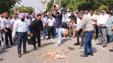 ਸਰਕਾਰੀ ਮੁਲਾਜ਼ਮਾਂ ਦਾ ਸੰਘਰਸ਼ ਹੋਰ ਭੱਖਿਆ, ਮੁਲਾਜ਼ਮਾਂ ਦੀ ਹੜਤਾਲ ਕਾਰਨ ਸਮੁੱਚਾ ਸਰਕਾਰੀ ਕੰਮ ਕਾਜ ਠੱਪ ਕਲੈਰੀਕਲ ਕਾਮਿਆਂ ਨੇ ਘੜੇ ਭੰਨਕੇ ਸਰਕਾਰ ਦਾ ਪਿੱਟ ਸਿਆਪਾ ਕੀਤਾ