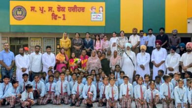 ਰਾਜ ਪੁਰਸਕਾਰ ਪ੍ਰਾਪਤ ਕਰਨ ’ਤੇ ਸੈਂਟਰ ਹੈਡ ਟੀਚਰ ਪੂਜਾ ਅਰੋੜਾ ਦਾ ਪਿੰਡ ਵਾਸੀਆਂ ਵੱਲੋਂ ਨਿੱਘਾ ਸਵਾਗਤ