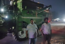 SDM ਨੇ ਰਾਤ ਸਮੇਂ ਚੱਲ ਰਹੀਆਂ ਦੋ ਕੰਬਾਈਨ ਹਾਰਵੈਸਟਰ ਮਸ਼ੀਨਾਂ ਨੂੰ ਰੋਕਿਆ; ਨਿਯਮਾਂ ਦੀ ਉਲੰਘਣਾ ਕਰਨ 'ਤੇ ਕਾਰਵਾਈ ਦੀ ਚੇਤਾਵਨੀ ਦਿੱਤੀ