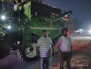 SDM ਨੇ ਰਾਤ ਸਮੇਂ ਚੱਲ ਰਹੀਆਂ ਦੋ ਕੰਬਾਈਨ ਹਾਰਵੈਸਟਰ ਮਸ਼ੀਨਾਂ ਨੂੰ ਰੋਕਿਆ; ਨਿਯਮਾਂ ਦੀ ਉਲੰਘਣਾ ਕਰਨ 'ਤੇ ਕਾਰਵਾਈ ਦੀ ਚੇਤਾਵਨੀ ਦਿੱਤੀ SDM ਨੇ ਰਾਤ ਸਮੇਂ ਚੱਲ ਰਹੀਆਂ ਦੋ ਕੰਬਾਈਨ ਹਾਰਵੈਸਟਰ ਮਸ਼ੀਨਾਂ ਨੂੰ ਰੋਕਿਆ; ਨਿਯਮਾਂ ਦੀ ਉਲੰਘਣਾ ਕਰਨ 'ਤੇ ਕਾਰਵਾਈ ਦੀ ਚੇਤਾਵਨੀ ਦਿੱਤੀ