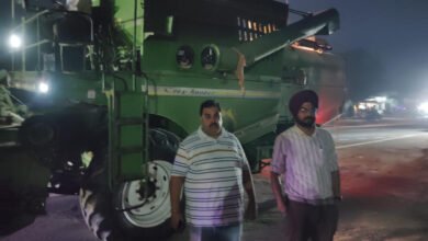 SDM ਨੇ ਰਾਤ ਸਮੇਂ ਚੱਲ ਰਹੀਆਂ ਦੋ ਕੰਬਾਈਨ ਹਾਰਵੈਸਟਰ ਮਸ਼ੀਨਾਂ ਨੂੰ ਰੋਕਿਆ; ਨਿਯਮਾਂ ਦੀ ਉਲੰਘਣਾ ਕਰਨ 'ਤੇ ਕਾਰਵਾਈ ਦੀ ਚੇਤਾਵਨੀ ਦਿੱਤੀ