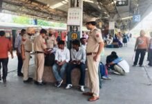त्योहारी सीजन से पहले GRP ने रेलवे स्टेशन पर सुरक्षा जांच की