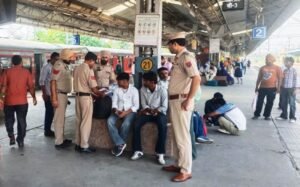 त्योहारी सीजन से पहले GRP ने रेलवे स्टेशन पर सुरक्षा जांच की