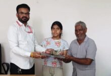 रेलवे कर्मचारियों ने महिला यात्री को उसका खोया हुआ बैग लौटाया; बैग में लैपटॉप, 1.2 लाख रुपये नकद और जरूरी दस्तावेज थे