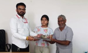रेलवे कर्मचारियों ने महिला यात्री को उसका खोया हुआ बैग लौटाया; बैग में लैपटॉप, 1.2 लाख रुपये नकद और जरूरी दस्तावेज थे