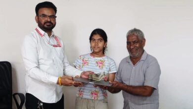 रेलवे कर्मचारियों ने महिला यात्री को उसका खोया हुआ बैग लौटाया; बैग में लैपटॉप, 1.2 लाख रुपये नकद और जरूरी दस्तावेज थे